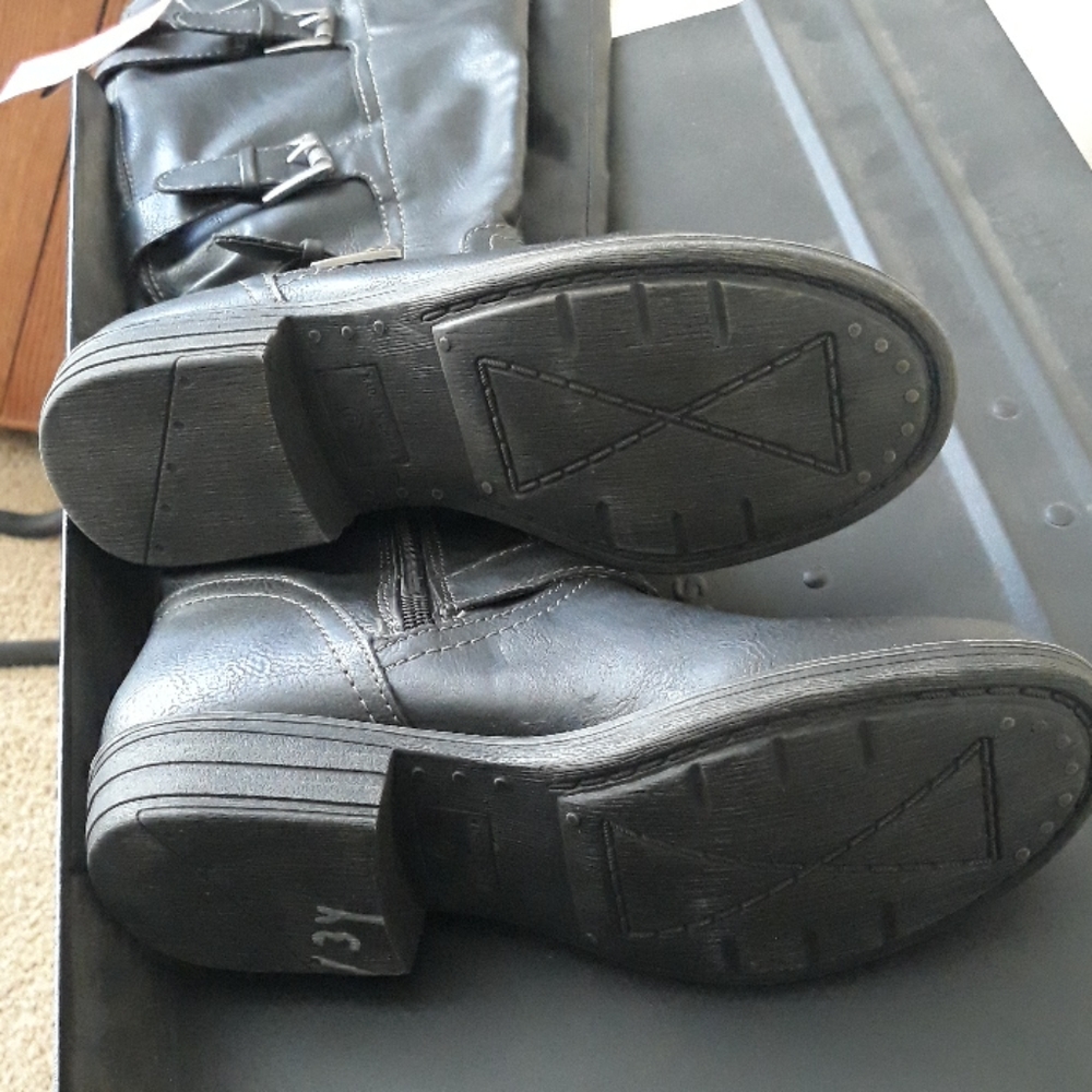 Boots - Picture 2 of 6